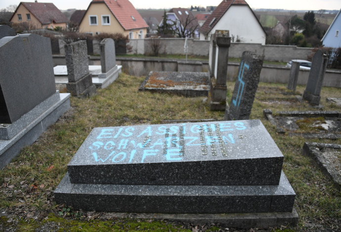 צלב קרס בבית קברות יהודי בצרפת (צילום:  AFP)