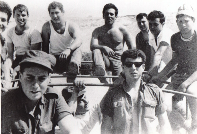 מיכאל מימון ובנימין נתניהו בזמן שירותם הצבאי (צילום:  באדיבות המצולם)