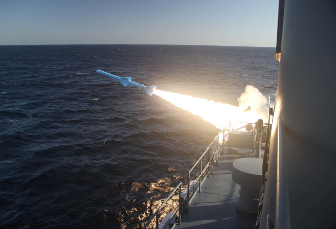 שיגור טיל במהלך תרגיל של חיל הים האיראני (צילום:  AFP)