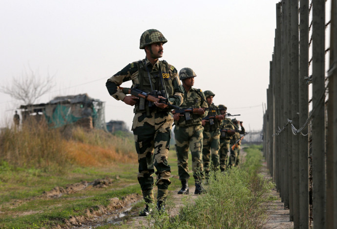 חיילים הודים בגדר הגבול עם פקיסטן  (צילום:  רויטרס)