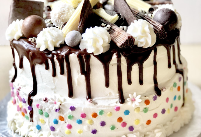 עוגת שכבות שוקולד וממתקים  (צילום:  פסקל פרץ-רובין)