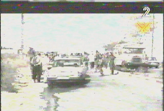 זירת הפיצוץ שהוביל למותם של אילן רועה וארז גרשטיין ז"ל (צילום:  צילום מסך ערוץ 2)