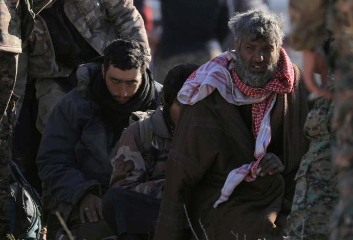 לוחמי דאעש שנשבו בידיי הכוחות הסורים הדמוקרטים (צילום:  רויטרס)
