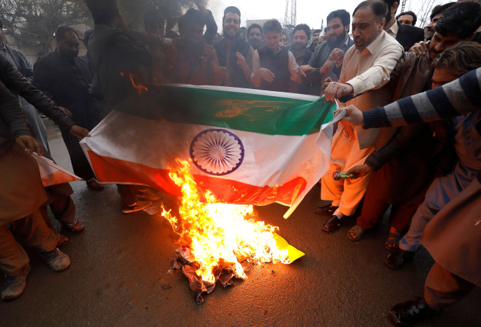 מפגינים בפקיסטן שורפים את דגל הודו (צילום:  רויטרס)