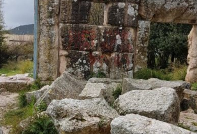 הכתובת "מקום קדוש זה לא יחולל, ראו הוזהרתם" בבית הכנסת (צילום:  נדיה עזר, רשות העתיקות)