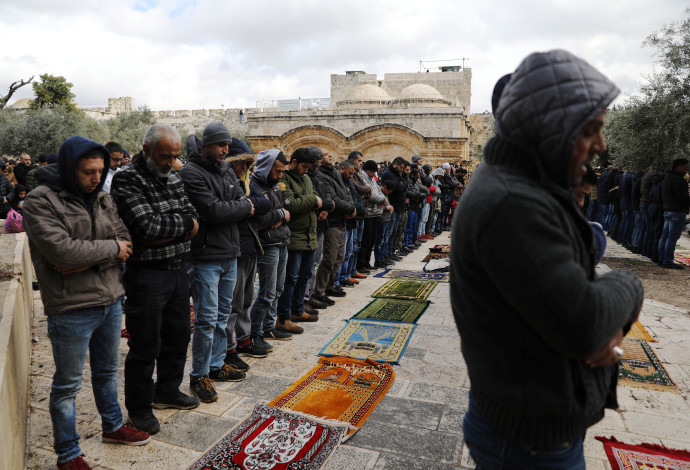 מתפללים מחוץ למסגד אל אקצה (צילום:  רויטרס)