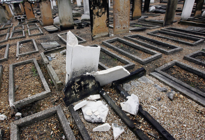 חילול קברים יהודים בבריטניה (צילום:  Getty images)
