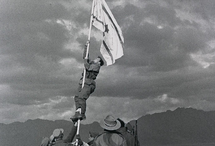 הנפת דגל הדיו (צילום:  מיכה פרי, לע"מ)
