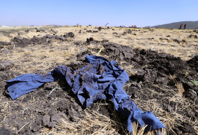 שרידי המטוס האתיופי שהתרסק (צילום:  רויטרס)