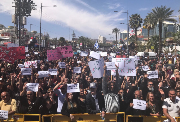 מחאה באילת נגד סגירת שדה דב (צילום:  דוברות עיריית אילת)