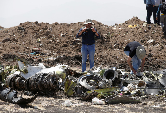 זירת התרסקות המטוס באתיופיה (צילום:  רויטרס)