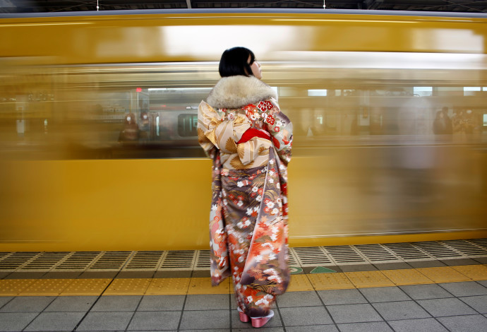 אישה לובשת קימונו ביפן (צילום:  רויטרס)