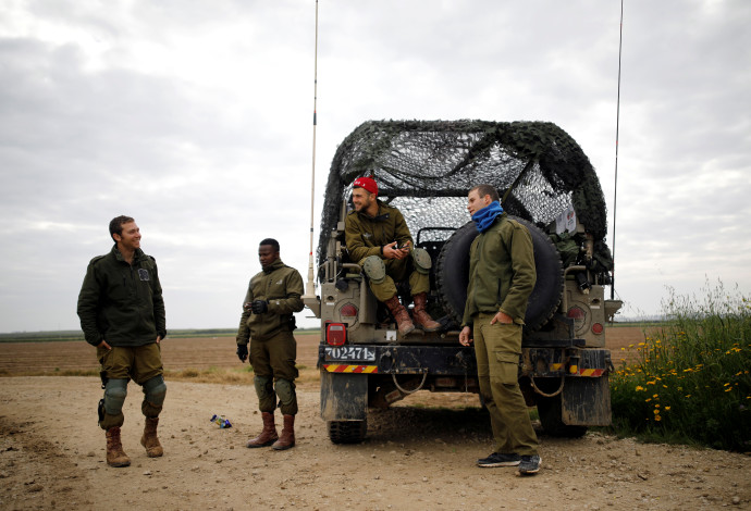 חיילים בגבול עזה (צילום:  רויטרס)