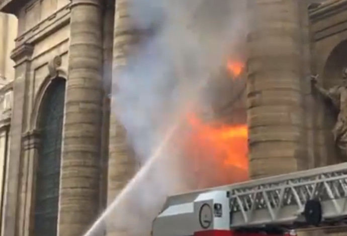 שריפה בכנסיית סן-סולפיס (צילום:  צילום מסך)