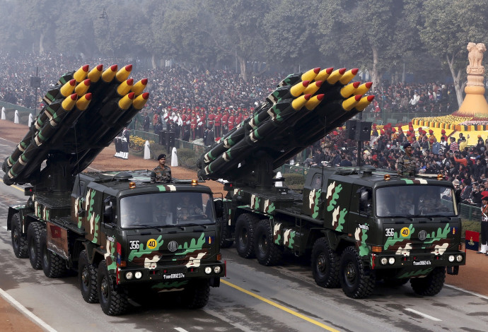 משגרי טילים במצעד צבאי בניו דלהי (צילום:  רויטרס)