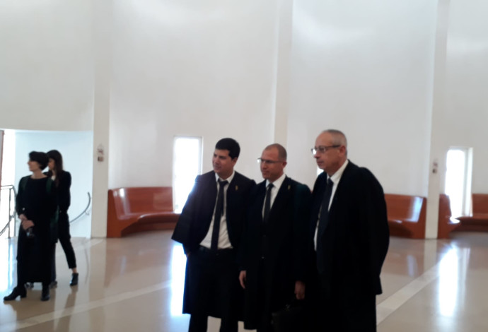 עורכי הדין נבות תל-צור, טל שפירא ועמית חדד (צילום:  אבישי גרינצייג)