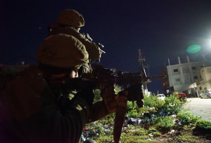 חיילי צה"ל בחיפוש אחר המחבל מאריאל (צילום:  דובר צה"ל)