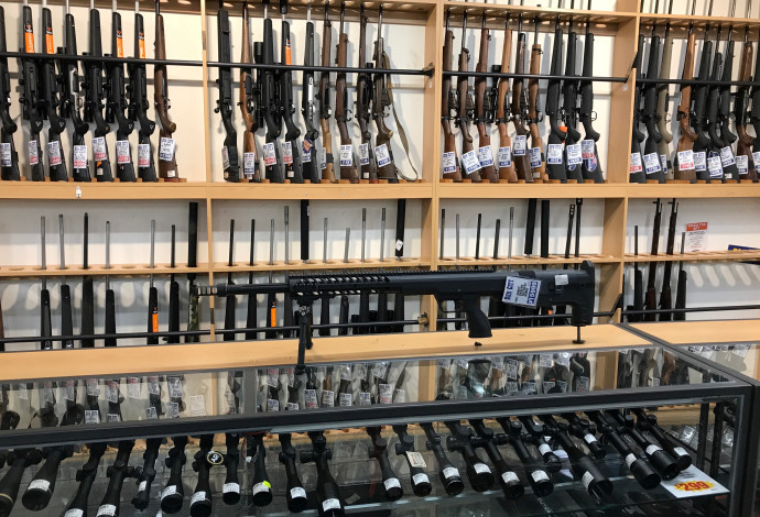חנות נשקים בעיר קרייסטצ'רץ', ניו זילנד (צילום:  רויטרס)
