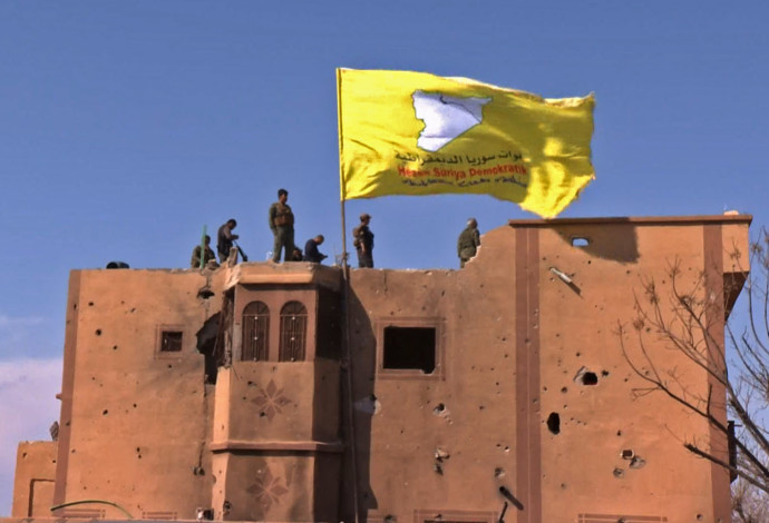 דגל ה-SDF מונף בדיר א-זור (צילום:  AFP)