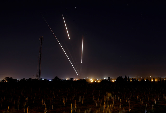 רקטות משוגרות מהרצועה לשטח ישראל (צילום:  רויטרס)