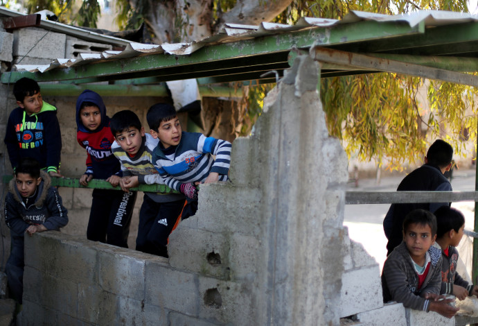 ילדים פלסטינים בבניין הרוס של חמאס בעזה (צילום:  רויטרס)