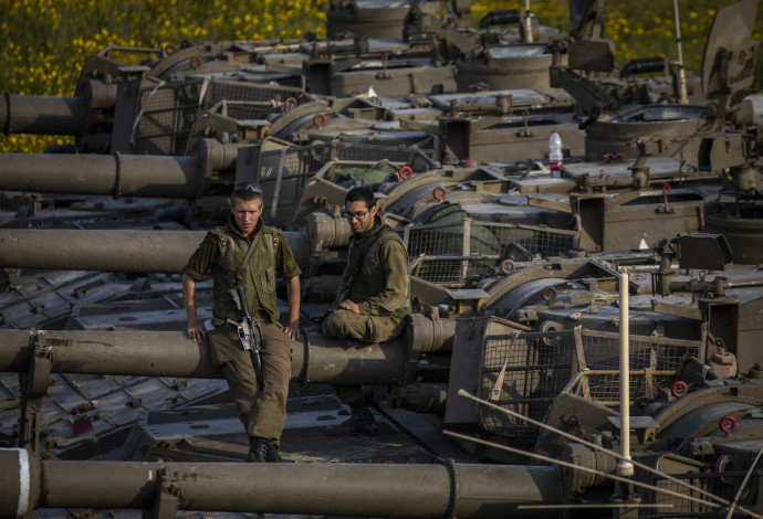 חיילי צה"ל בגבול רצועת עזה (צילום:  AFP)