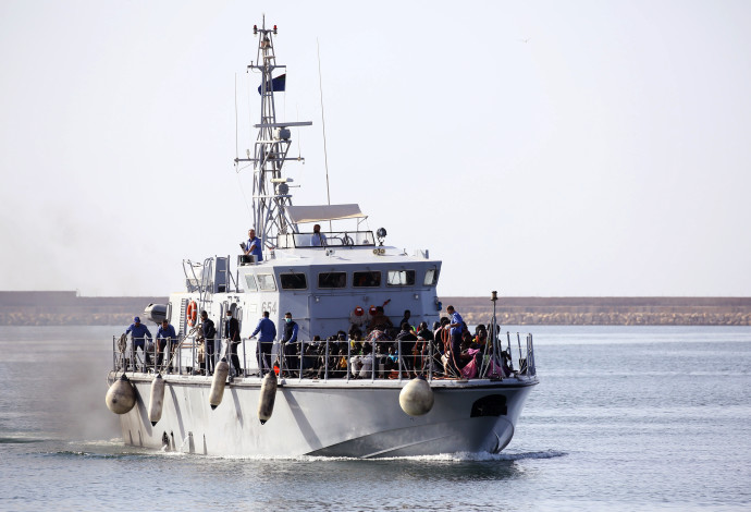 ספינת מהגרים בים התיכון (צילום:  AFP)