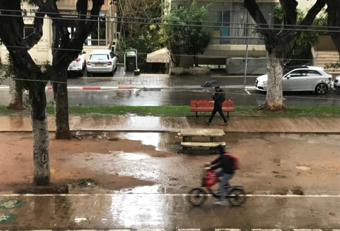 גשם בתל אביב (צילום:  אבשלום ששוני)