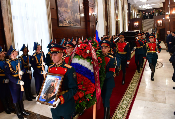 משמר כבוד רוסי עם תמונתו של זכריה באומל (צילום:  יניר קוזין)