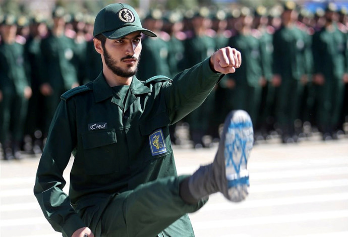 קצין במשמרות המהפכה (צילום:  רויטרס)