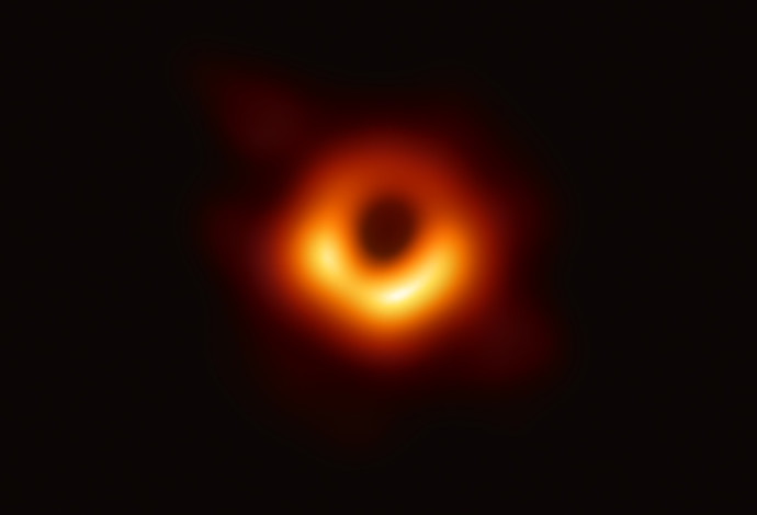 תמונה ראשונה של חור שחור (צילום:  AFP)