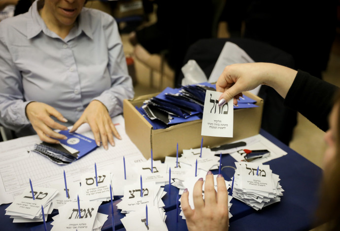 ספירת קולות בבחירות (צילום:  נועם רבקין פנטון, פלאש 90)