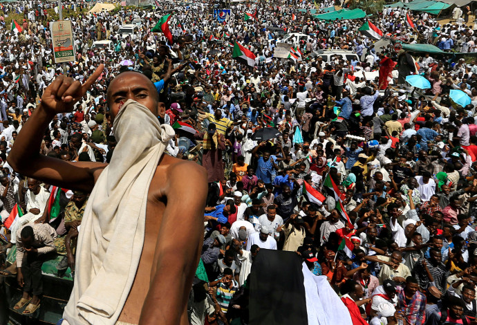 מפגין בסודאן כנגד ממשלת המעבר הצבאית עליה הוכרז לאחר הדחתו של הנשיא עומר אל-בשיר (צילום:  רויטרס)