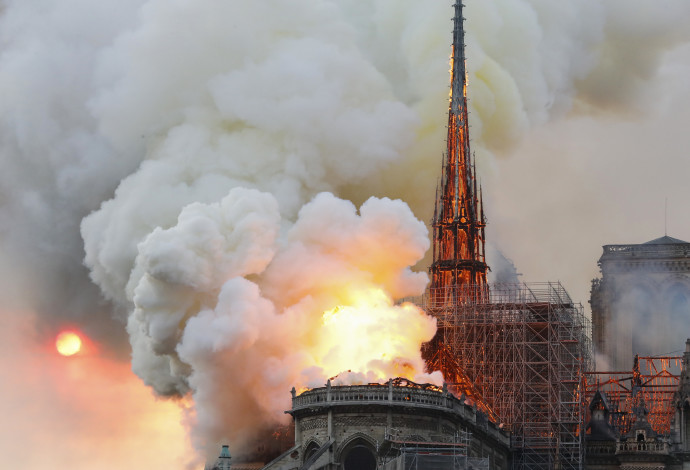 השריפה בקתדרלת נוטרדאם (צילום:  AFP)