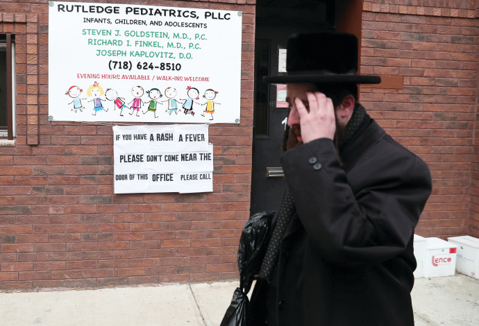 שירותי הבריאות של העיר סגרו גן ילדים חרדי באזור. שלט שמזהיר מפני חצבת בשכונה החרדית ויליאמסבורג בניו יורק (צילום:  רויטרס)