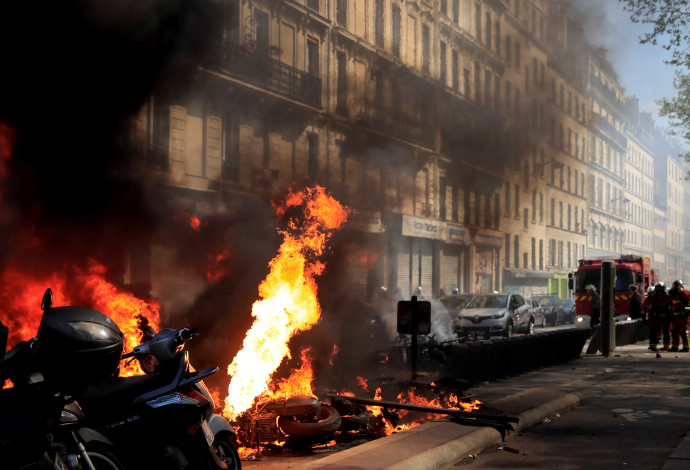מפגינים מציתים רכבים בפריז (צילום:  רויטרס)