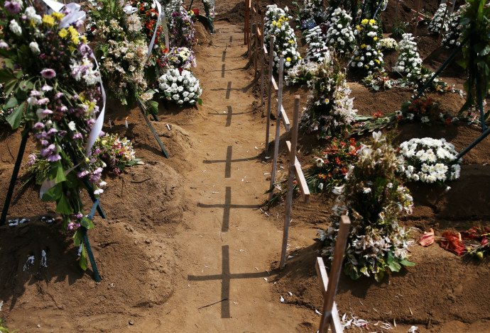 קבר אחים לקורבנות הפיגועים בסרי לנקה (צילום:  רויטרס)