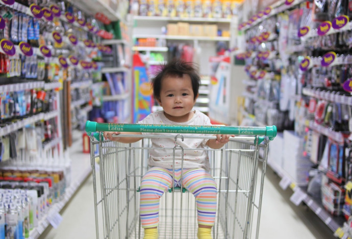 קניות עם ילדים (צילום:  Jomjakkapat Parrueng, Unsplash)