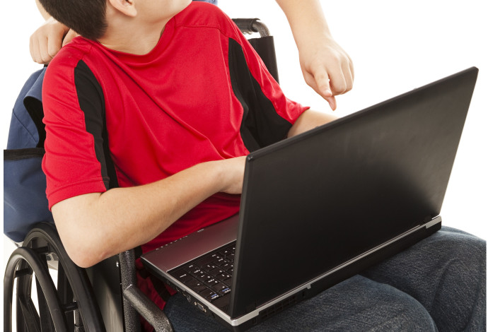 נער עם לפטופ על כיסא גלגלים, אילוסטרציה (צילום:  אינג אימג')