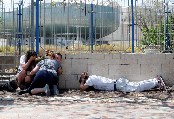 אזרחים באשקלון בעת אזעקה (צילום:  רויטרס)