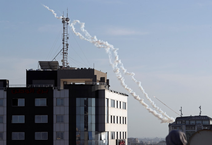 ירי רקטות לעבר שטח ישראל (צילום:  רויטרס)