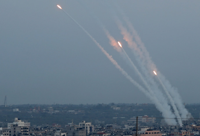ירי רקטות מרצועת עזה לעבר שטח ישראל (צילום:  רויטרס)