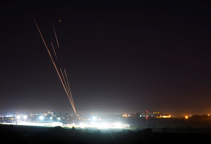 ירי רקטות מרצועת עזה לעבר שטח ישראל (צילום:  רויטרס)