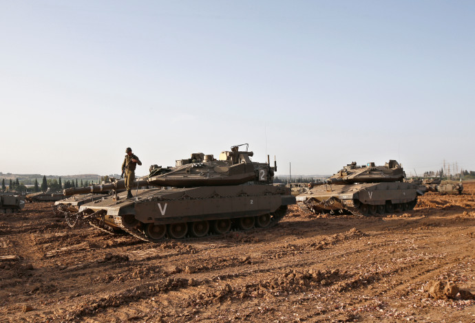 כוחות שיריון של צה"ל בגבול הרצועה (צילום:  רויטרס)