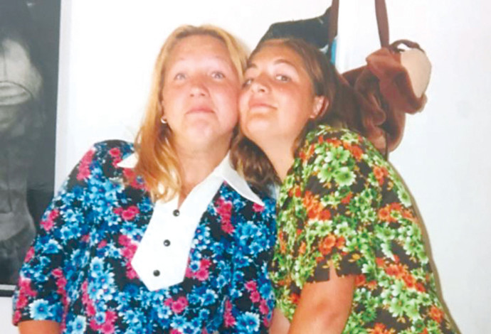 יוליה וילנה עם השמלות של אימן כמה שעות לפני שנהרגו (צילום:  באדיבות המשפחה)