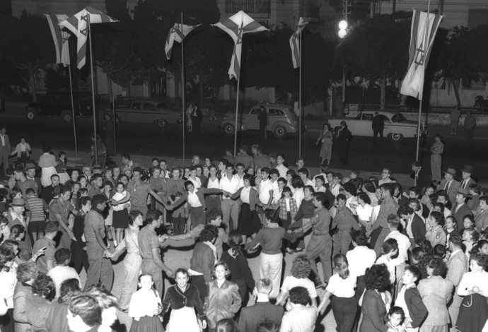 שנת 1957 חגיגות עצמאות בתל אביב מול הבימה (צילום:  משה פרידן, לע"מ)