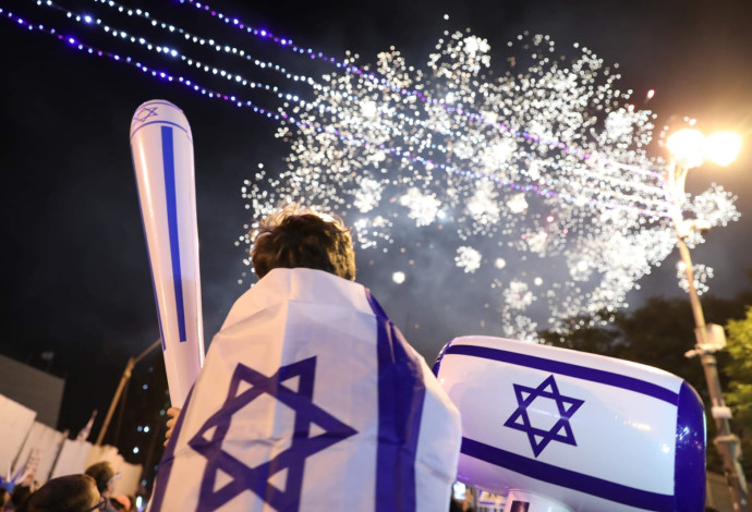 ישראל חוגגת עצמאות (צילום:  מרק ישראל סלם)