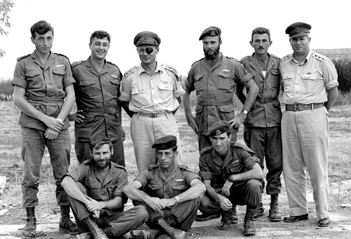 מפקדי צה"ל עם לוחמי חטיבת הצנחנים (צילום:  אברהם ורד, "במחנה")