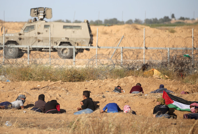 עימותים עם פלסטינים בגבול רצועת עזה (צילום:  רויטרס)