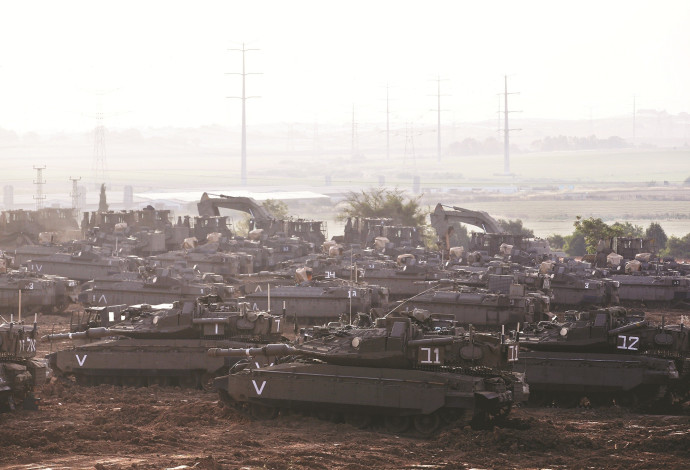 טנקים בגבול רצועת עזה (צילום:  רויטרס)
